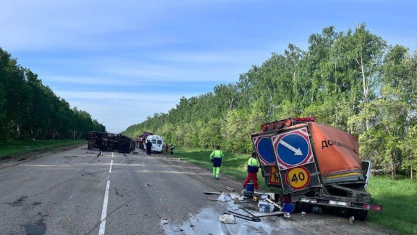 В Самарской области в 6 утра Газель протаранила машину дорожной службы