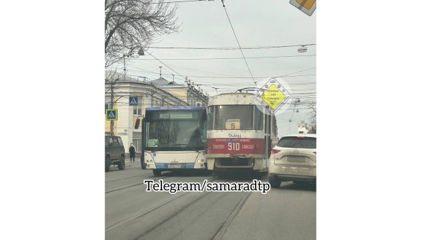 В историческом центре Самары столкнулись трамвай и пассажирский автобус