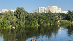 В Самаре у железнодорожного моста незаконно поставили понтоны для стоянки лодок