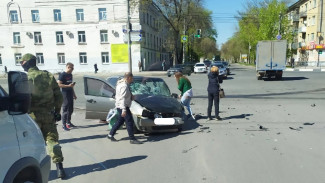 Калина всмятку, рядом спецназ: в Самаре на улице Гагарина произошло серьезное ДТП 