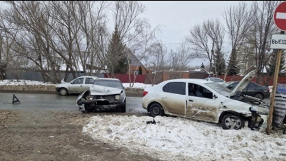 В Самаре одна иномарка отправила в столб другую 13 января