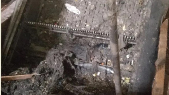 Самарские коммунальщики вытащили из канализации очередного грязевого монстра 