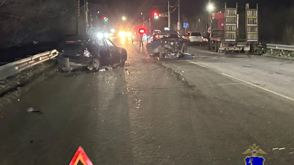 Под Самарой 2 человека серьезно пострадали в ДТП при столкновении сразу 4 автомобилей