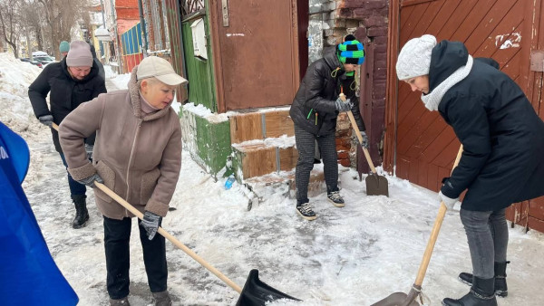 Появились кадры последствий выхода чиновников с лопатами на расчистку улиц от снега в Самаре