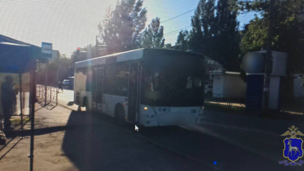 В Самаре пенсионерка пострадала после того, как её сумку зажали двери автобуса