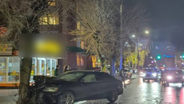 В Самарской области Volkswagen протаранил дерево, пострадала девушка 