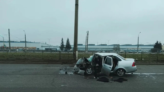 В Тольятти Lada Priora влетела в световую опору на Южном шоссе