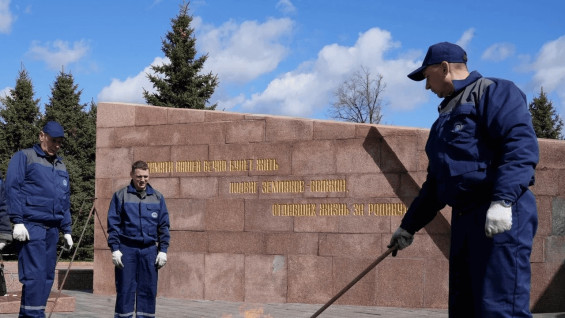 В Самаре провели техническое обслуживание Вечного огня на площади Славы в преддверии празднования Дня Великой Победы