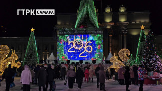Появились кадры массовых гуляний самарцев в Новый год на пл. Куйбышева 31 декабря