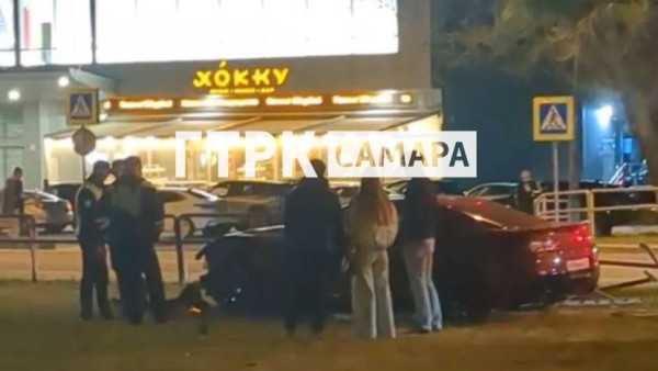 В Самаре элитный маслкар Chevrolet Camaro вылетел с дороги и протаранил ограждение 