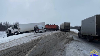 Четыре грузовика столкнулись на трассе в Самарской области