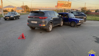 В Самарской области 18-летний водитель на незарегистрированном авто спровоцировал ДТП с двумя иномарками
