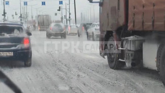 Большегрузы перекрыли Московское шоссе в снежной Самаре 3 февраля