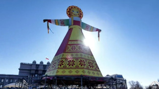 В Самаре установили огромную Маслену на площади им. Куйбышева