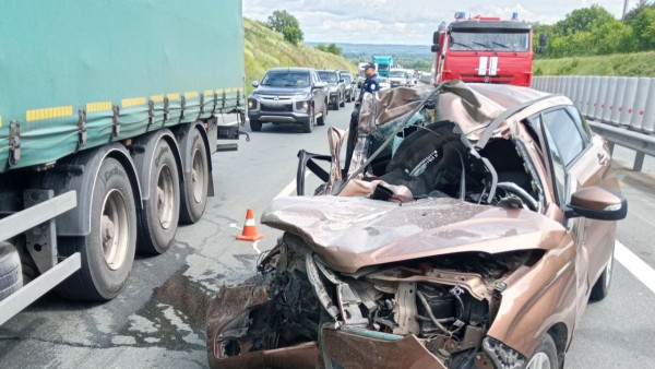 Центр ЧС рассказал, кто погиб в ДТП с Lada XRAY под Самарой