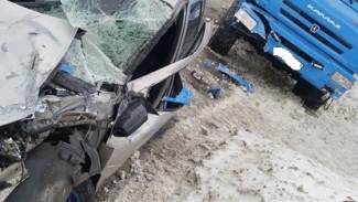 Пенсионер на Lada Kalina пострадал в столкновении с КамАЗом в Тольятти 