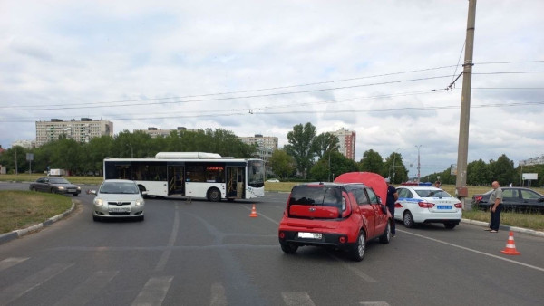 В Самарской области автоледи врезалась в пассажирский автобус и перевернулась. Видео  