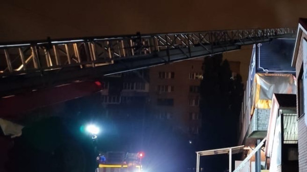 Видео: в Тольятти загорелся торговый центр на улице Революционной