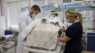 В Самаре врачи спасли пережившую две клинические смерти роженицу и грудничка весом 490 граммов