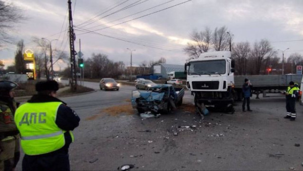 Два человека пострадали в результате столкновения большегруза с легковушкой под Самарой 