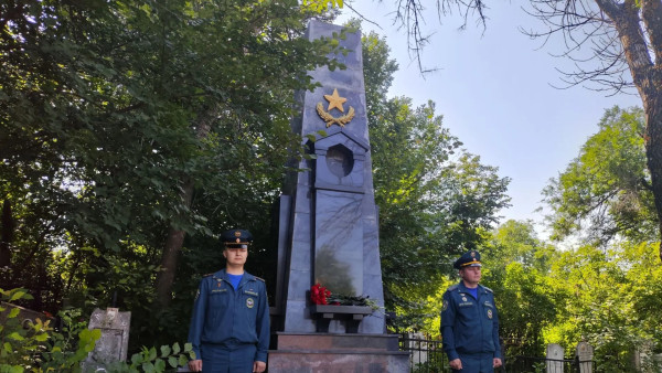 В Самаре почтили память пожарных, погибших при пожаре на Куйбышевской нефтебазе 78 лет назад