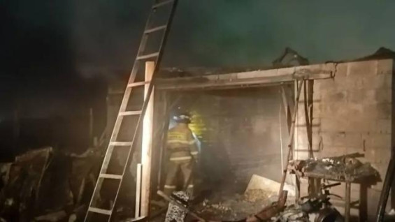 Под Самарой пожар уничтожил гараж с машиной и сараи на 100 квадратных метрах