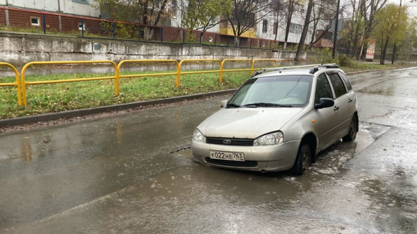 В Тольятти автомобиль провалился под землю