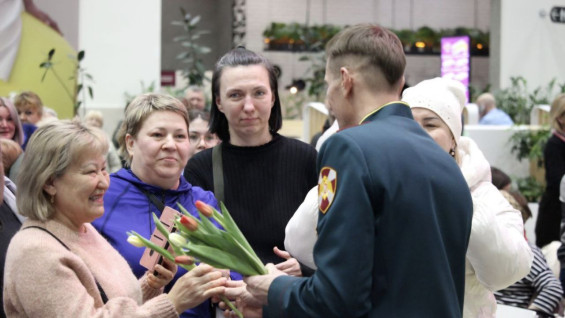 Женщин в Самаре поздравили с 8 Марта концертом духового оркестра в торговом центре