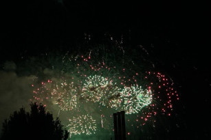 Над Самарой прогремел праздничный салют в честь Дня защитника Отечества 2026