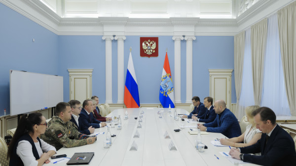 Вячеслав Федорищев провел встречу с карьерными консультантами, работающими в формате «равный - равному» с ветеранами СВО