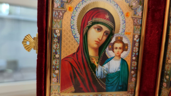 Когда день Казанской иконы Божией матери в ноябре и как она помогает просящим