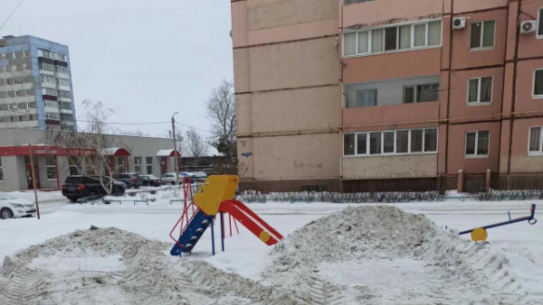 В Самарской области тракторист снес детскую площадку во время уборки снега