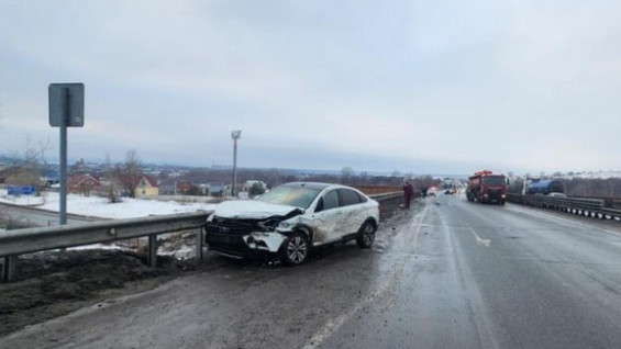 Под Самарой на трассе "М-5" столкнулись бензовоз и легковушка