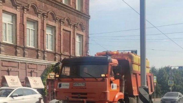 В Самаре из-за жары усилили полив дорожного полотна 