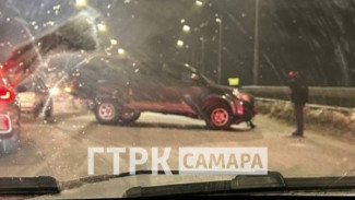 В Самаре пикап Toyota Hilux потерял колесо в лобовой аварии с Lada Granta на Южном мосту