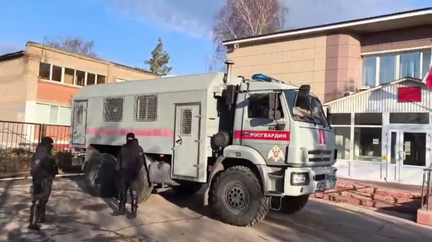 Росгвардия оцепила суд в момент вынесения приговора иноагенту Ладе-Русь Пеуновой*