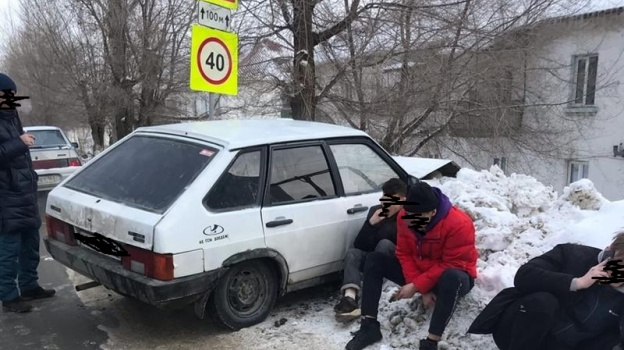 Мальчик на девятке. Парень на девятке. Авария девятка в Октябрьске. Мажор Октябрьск Самарская область. Пацан с розой на девятке.