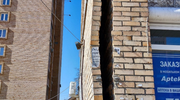 В Самаре рядом с памятником Ил-2 разрушилась стена 16-ти этажного дома ...