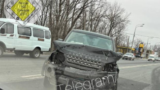 Видео: в Самаре на улице Демократической Land Rover врезался в Lada Priora