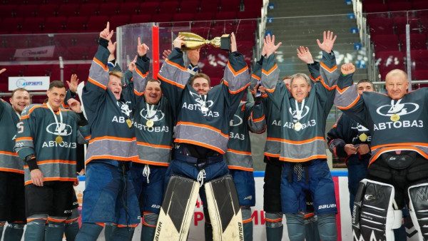 Развивают любительский спорт: компании региона приняли участие в хоккейном турнире на Кубок Сбера 