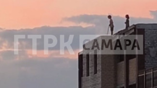 На краю пропасти: в Самаре на крыше многоэтажки заметили играющих детей