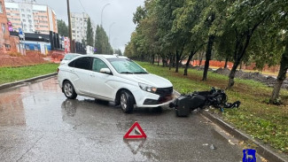 В Самарской области в столкновении Lada Vesta и мопеда пострадали два человека