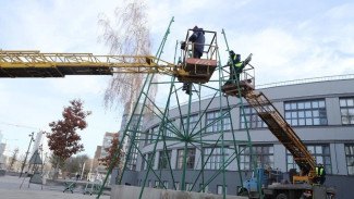 У Фабрики-кухни в Самаре устанавливают 16-метровую новогоднюю елку