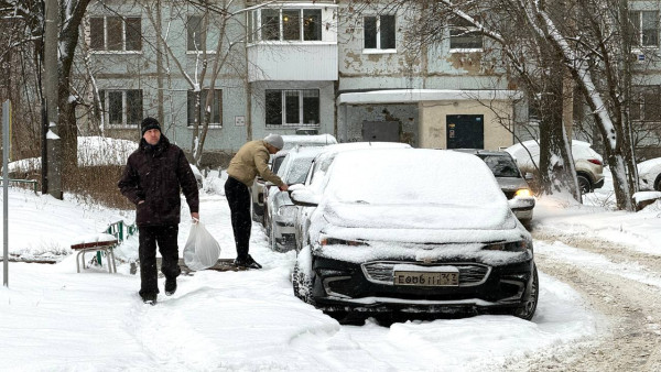 В Самарской области раскрыли правильный порядок откапывания автомобиля из сугроба