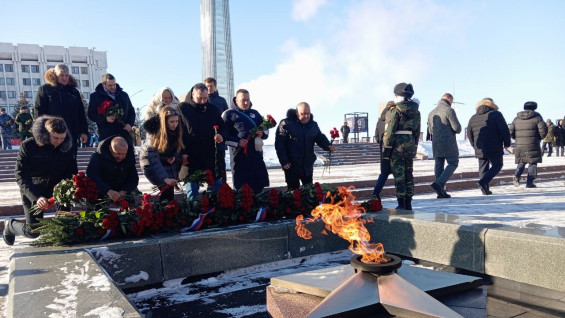 В Самаре возложили цветы к Вечному огню в честь победы в Сталинградской битве
