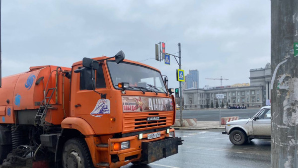 Самарцам популярно разъяснили, почему дорожные службы моют асфальт во время дождя