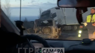 Под Самарой большегруз столкнулся с УАЗом: внедорожник сгорел
