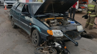 Подросток на мопеде попал под колёса автомобиля