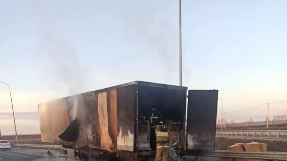 На трассе М5 под Самарой загорелся грузовик VOLVO с мебелью 4 апреля