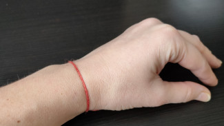 Красная нить на руке: приметы и суеверия
